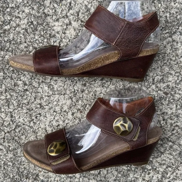 Taos Women's Carousel 3 Tan Leather Wedge Sandals Size 41 US 10 Comfort Casual - Picture 8 of 13